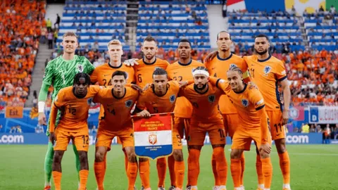 震惊瞬间！省港杯争议再起：广东队被判点球，姜至鹏勇拦主裁掏牌瞬间！